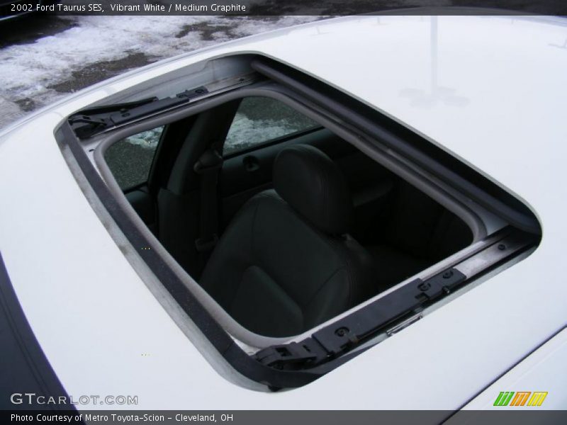 Vibrant White / Medium Graphite 2002 Ford Taurus SES