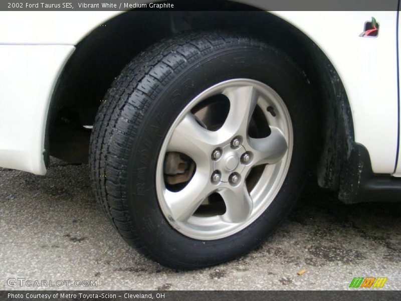 Vibrant White / Medium Graphite 2002 Ford Taurus SES