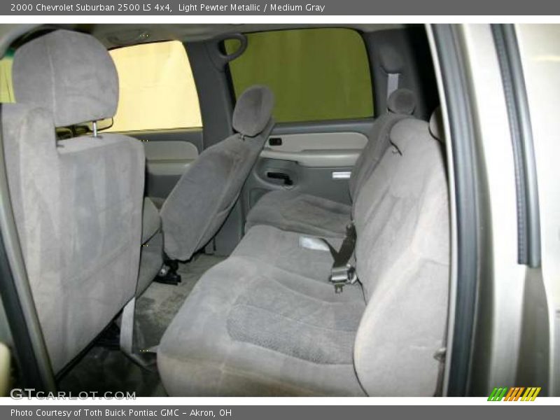 Light Pewter Metallic / Medium Gray 2000 Chevrolet Suburban 2500 LS 4x4