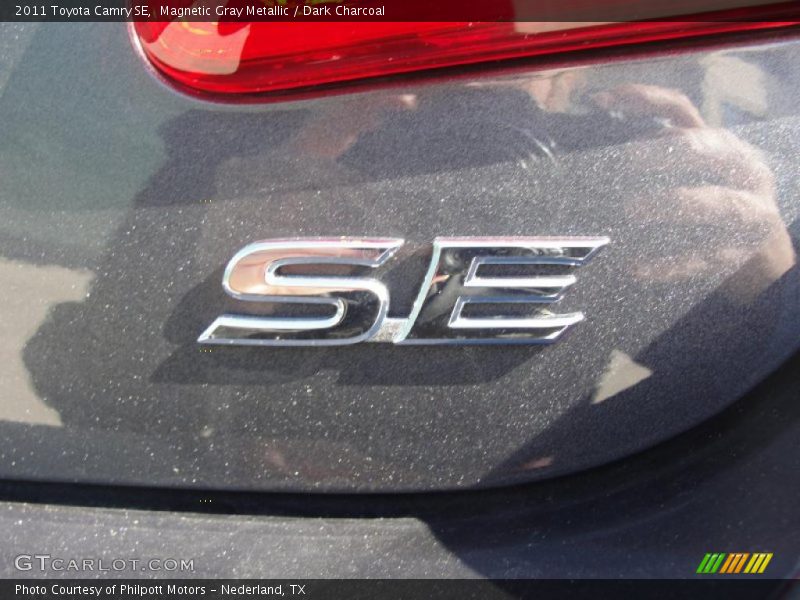 Magnetic Gray Metallic / Dark Charcoal 2011 Toyota Camry SE