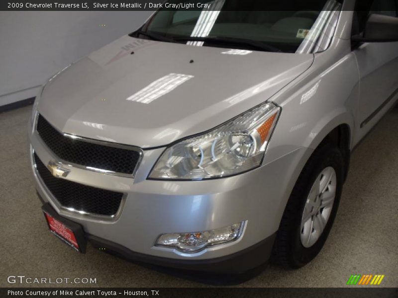 Silver Ice Metallic / Dark Gray/Light Gray 2009 Chevrolet Traverse LS