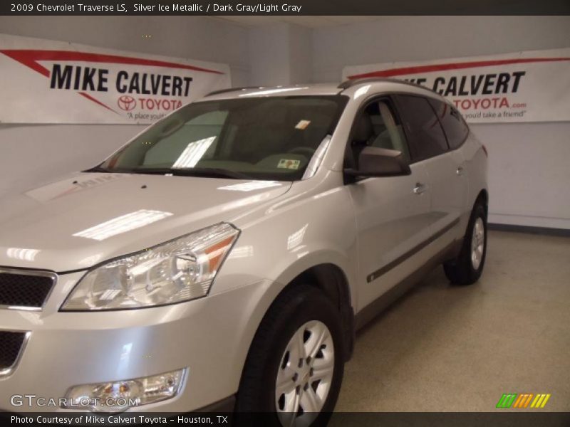 Silver Ice Metallic / Dark Gray/Light Gray 2009 Chevrolet Traverse LS