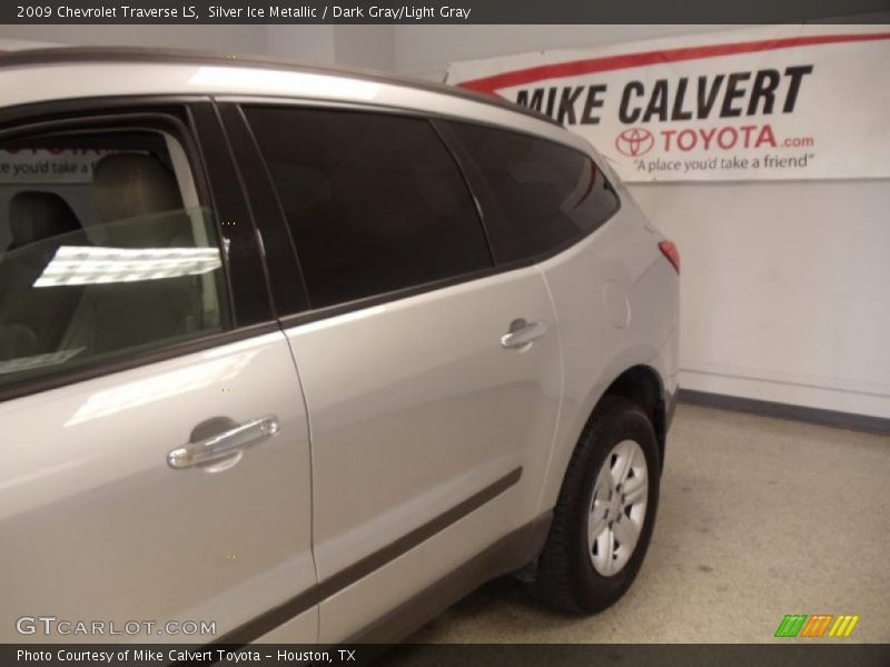 Silver Ice Metallic / Dark Gray/Light Gray 2009 Chevrolet Traverse LS