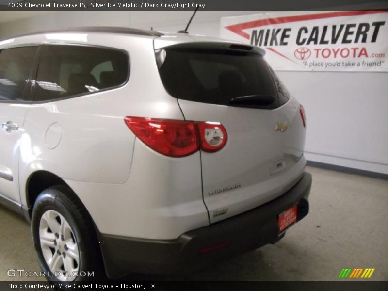 Silver Ice Metallic / Dark Gray/Light Gray 2009 Chevrolet Traverse LS
