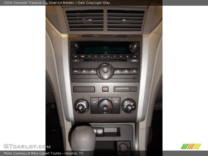 Silver Ice Metallic / Dark Gray/Light Gray 2009 Chevrolet Traverse LS