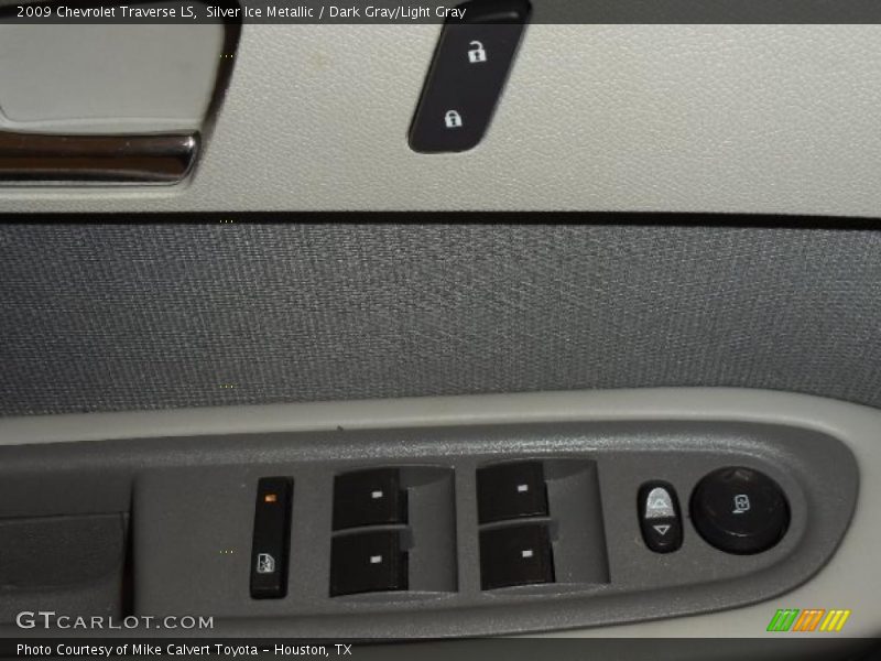 Silver Ice Metallic / Dark Gray/Light Gray 2009 Chevrolet Traverse LS
