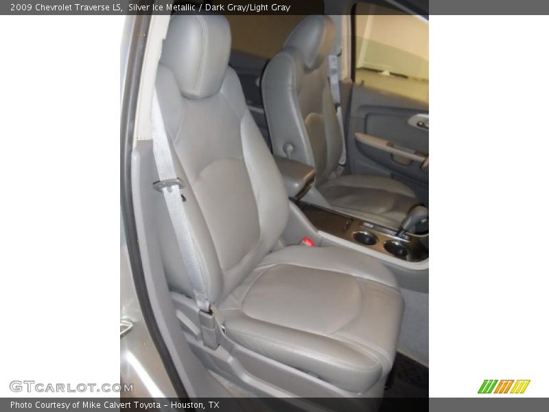 Silver Ice Metallic / Dark Gray/Light Gray 2009 Chevrolet Traverse LS
