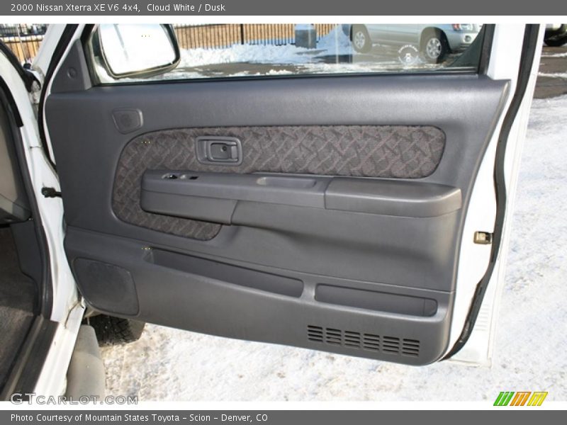 Cloud White / Dusk 2000 Nissan Xterra XE V6 4x4