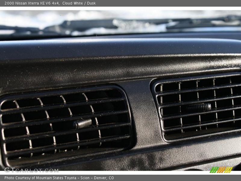 Cloud White / Dusk 2000 Nissan Xterra XE V6 4x4