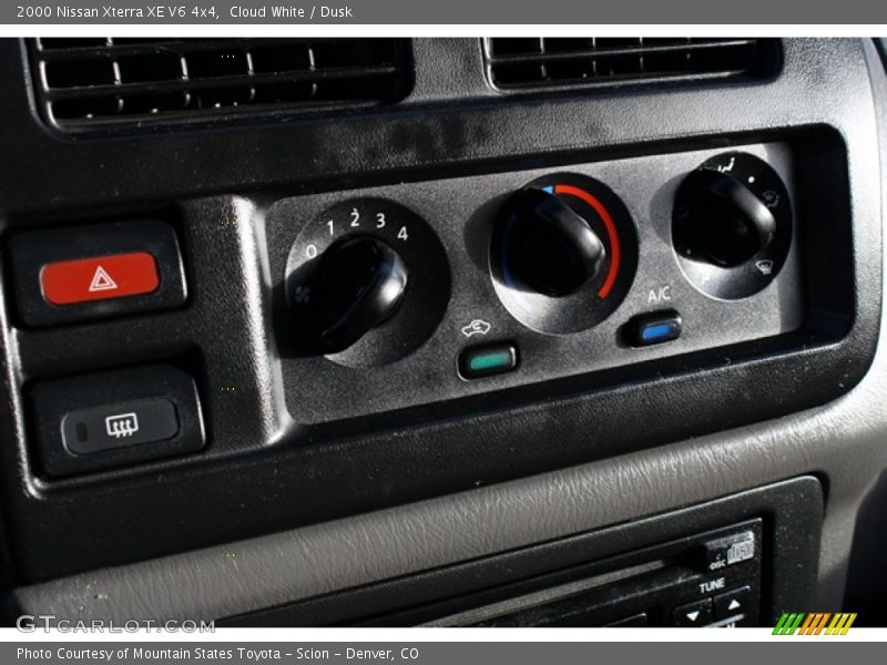 Cloud White / Dusk 2000 Nissan Xterra XE V6 4x4