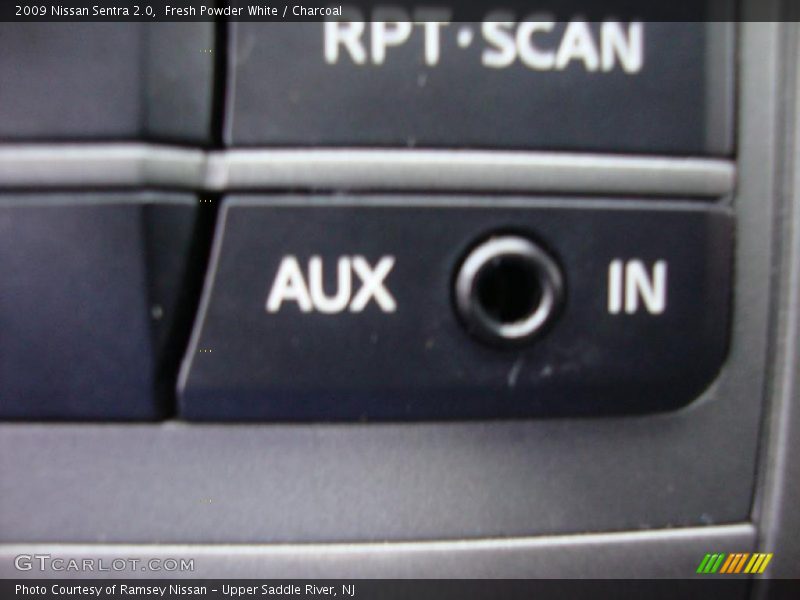 Fresh Powder White / Charcoal 2009 Nissan Sentra 2.0