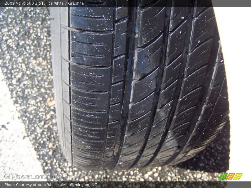 Ice White / Graphite 2009 Volvo S60 2.5T