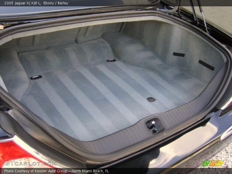  2005 XJ XJ8 L Trunk