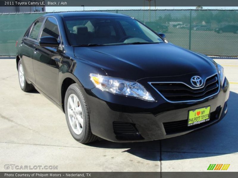 Front 3/4 View of 2011 Camry LE