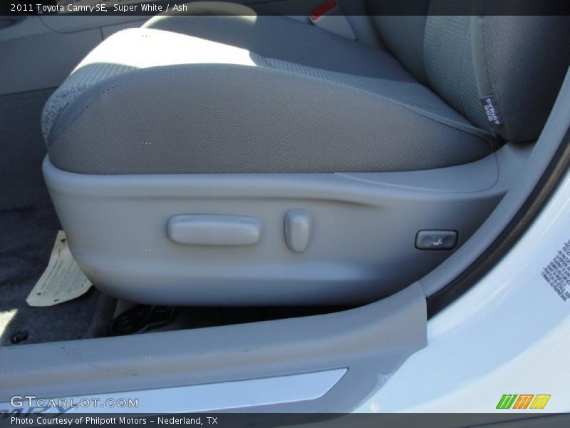 Super White / Ash 2011 Toyota Camry SE