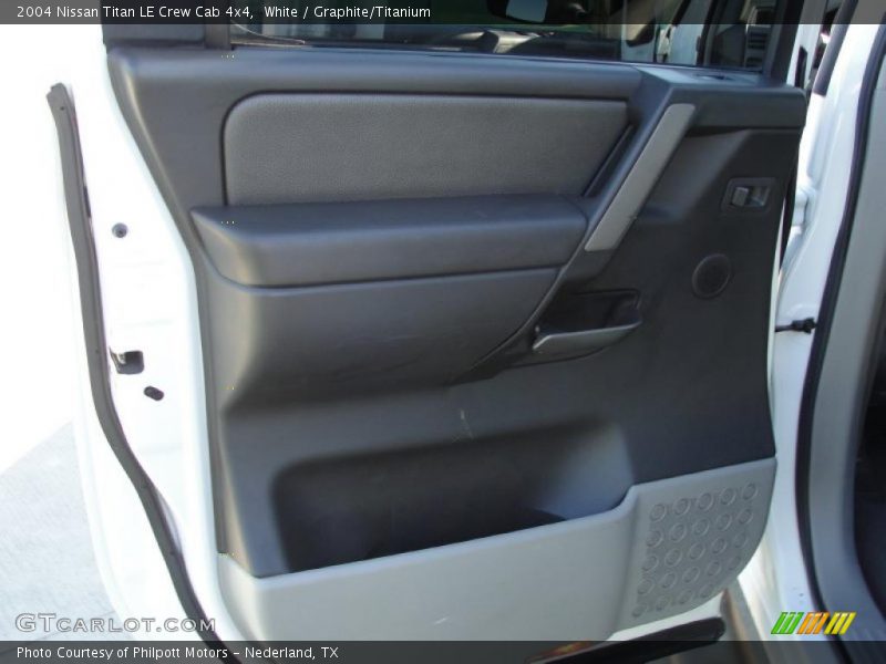White / Graphite/Titanium 2004 Nissan Titan LE Crew Cab 4x4