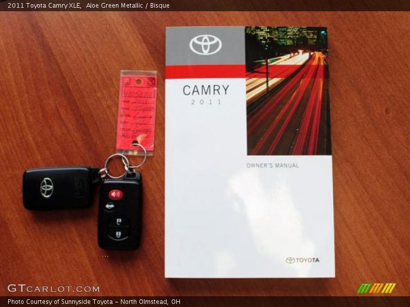Aloe Green Metallic / Bisque 2011 Toyota Camry XLE