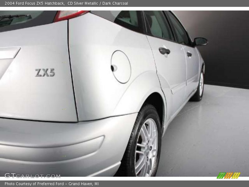 CD Silver Metallic / Dark Charcoal 2004 Ford Focus ZX5 Hatchback