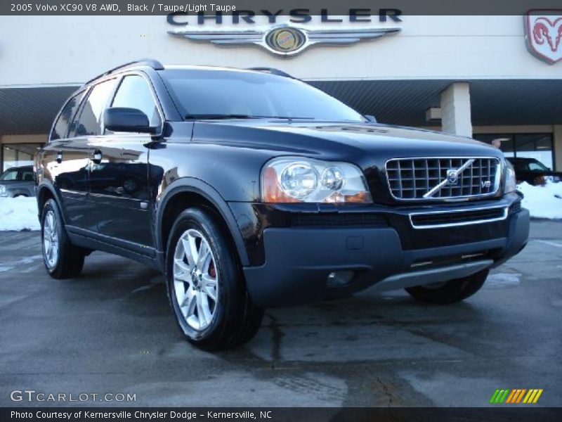 Front 3/4 View of 2005 XC90 V8 AWD