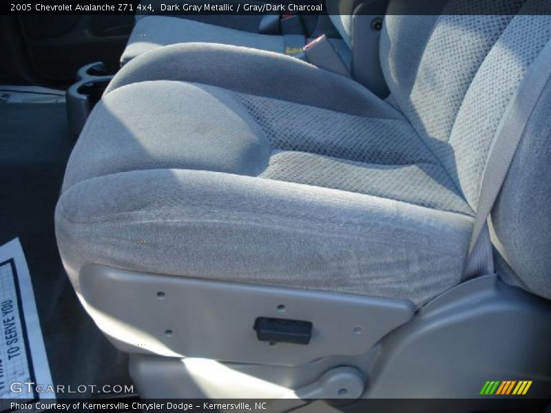 Dark Gray Metallic / Gray/Dark Charcoal 2005 Chevrolet Avalanche Z71 4x4