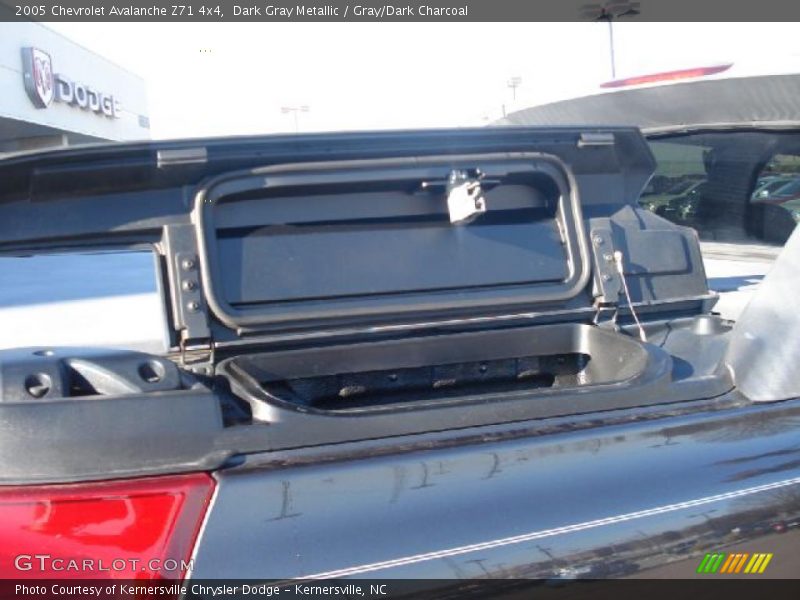 Dark Gray Metallic / Gray/Dark Charcoal 2005 Chevrolet Avalanche Z71 4x4
