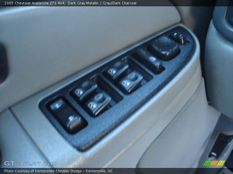 Dark Gray Metallic / Gray/Dark Charcoal 2005 Chevrolet Avalanche Z71 4x4