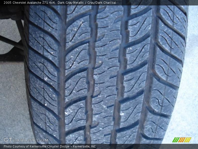 Dark Gray Metallic / Gray/Dark Charcoal 2005 Chevrolet Avalanche Z71 4x4