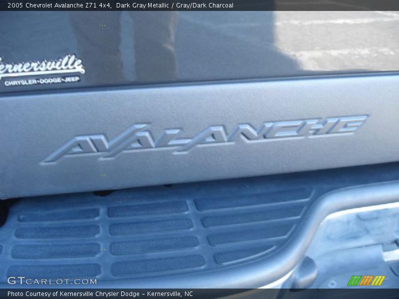 Dark Gray Metallic / Gray/Dark Charcoal 2005 Chevrolet Avalanche Z71 4x4