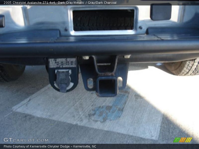 Dark Gray Metallic / Gray/Dark Charcoal 2005 Chevrolet Avalanche Z71 4x4