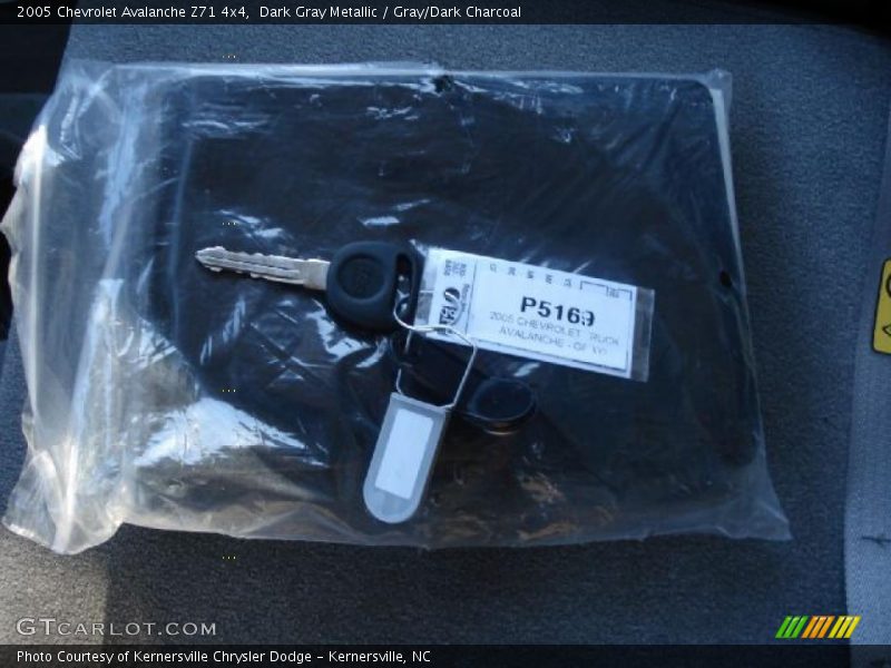 Dark Gray Metallic / Gray/Dark Charcoal 2005 Chevrolet Avalanche Z71 4x4