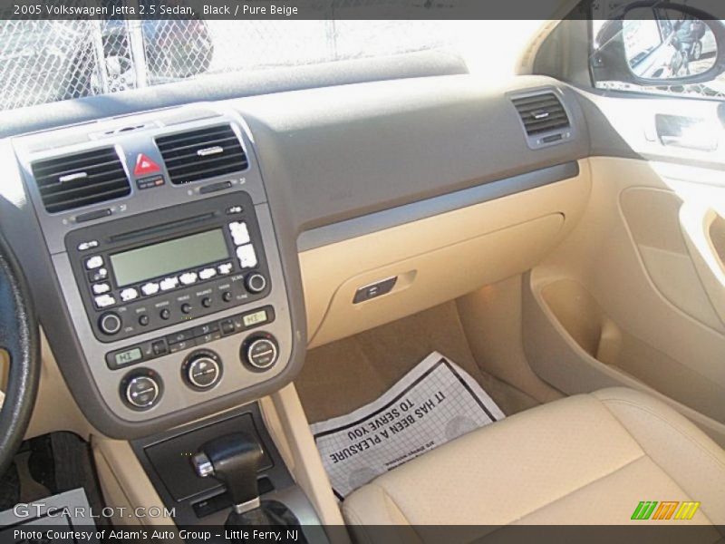 Black / Pure Beige 2005 Volkswagen Jetta 2.5 Sedan