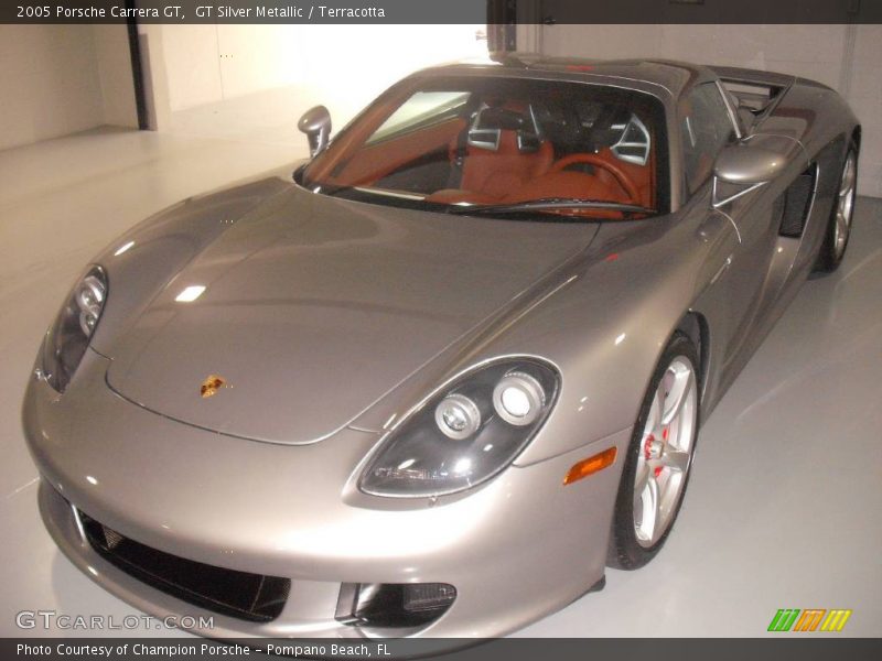 Front 3/4 View of 2005 Carrera GT 