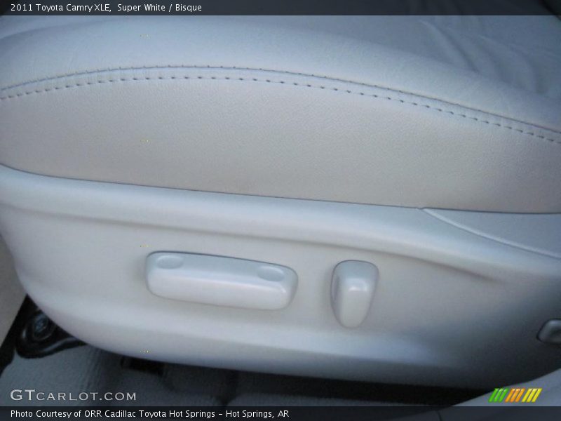 Super White / Bisque 2011 Toyota Camry XLE