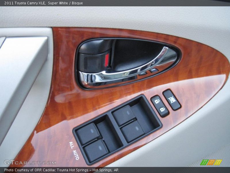 Super White / Bisque 2011 Toyota Camry XLE