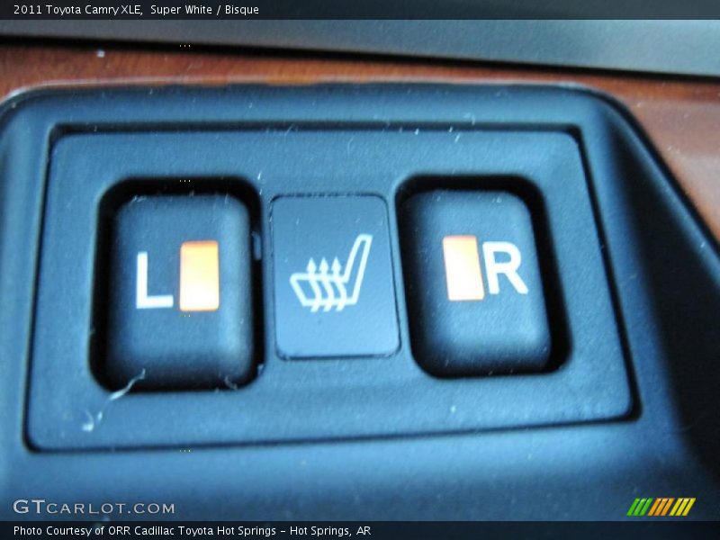 Super White / Bisque 2011 Toyota Camry XLE