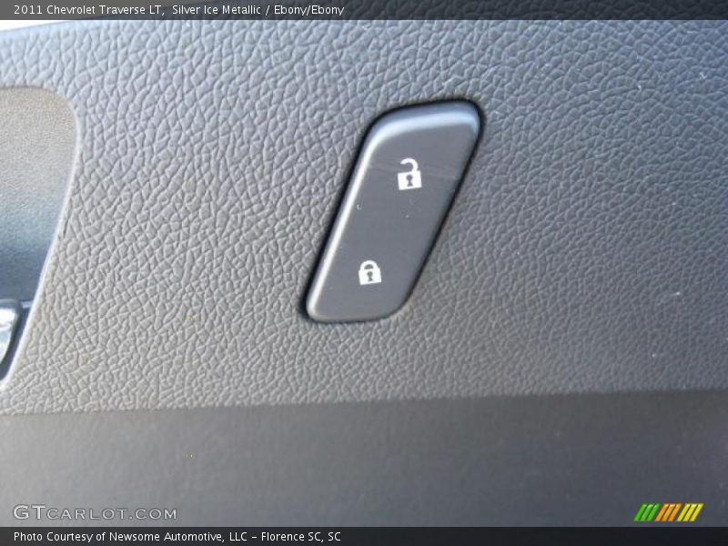 Silver Ice Metallic / Ebony/Ebony 2011 Chevrolet Traverse LT