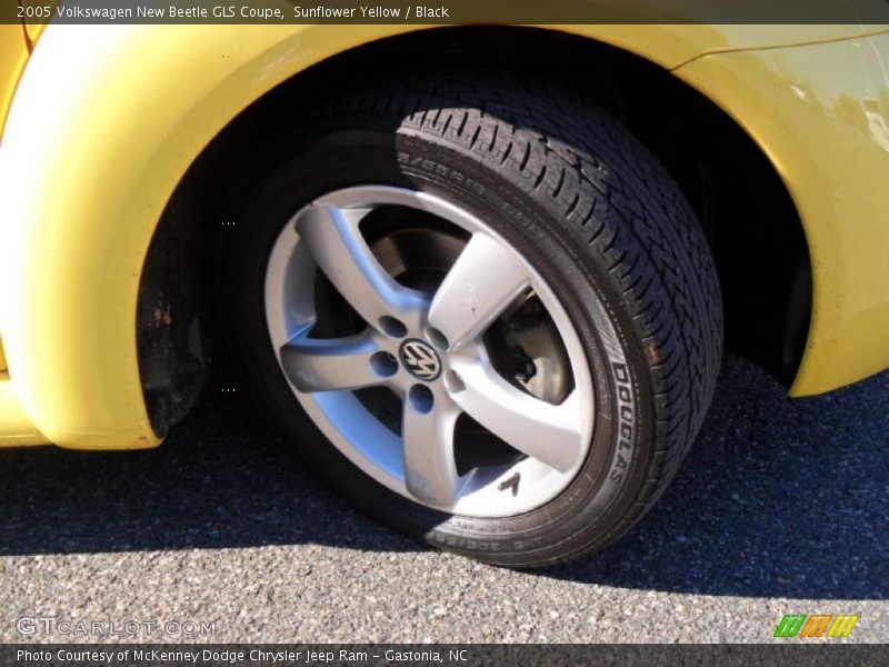 Sunflower Yellow / Black 2005 Volkswagen New Beetle GLS Coupe