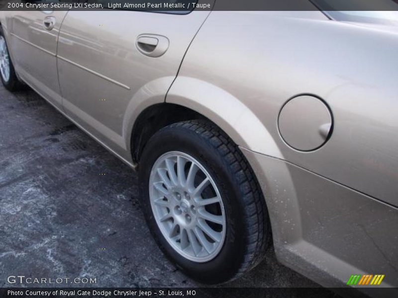 Light Almond Pearl Metallic / Taupe 2004 Chrysler Sebring LXi Sedan