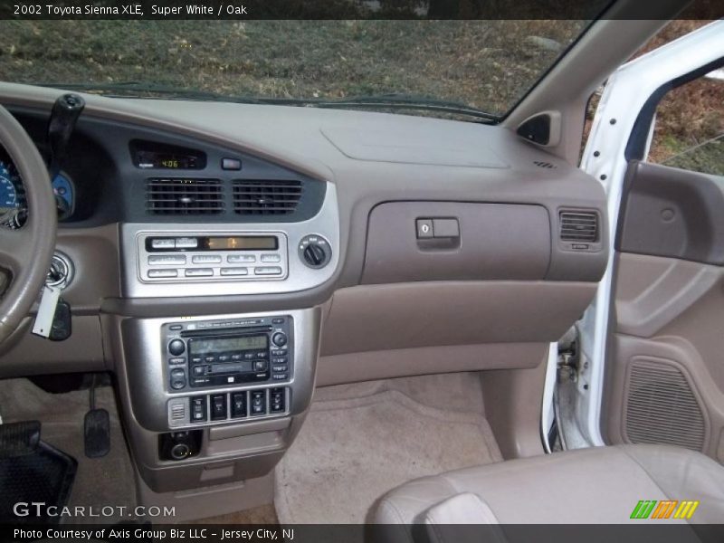 Super White / Oak 2002 Toyota Sienna XLE