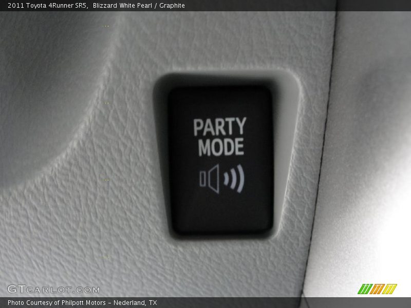 Blizzard White Pearl / Graphite 2011 Toyota 4Runner SR5