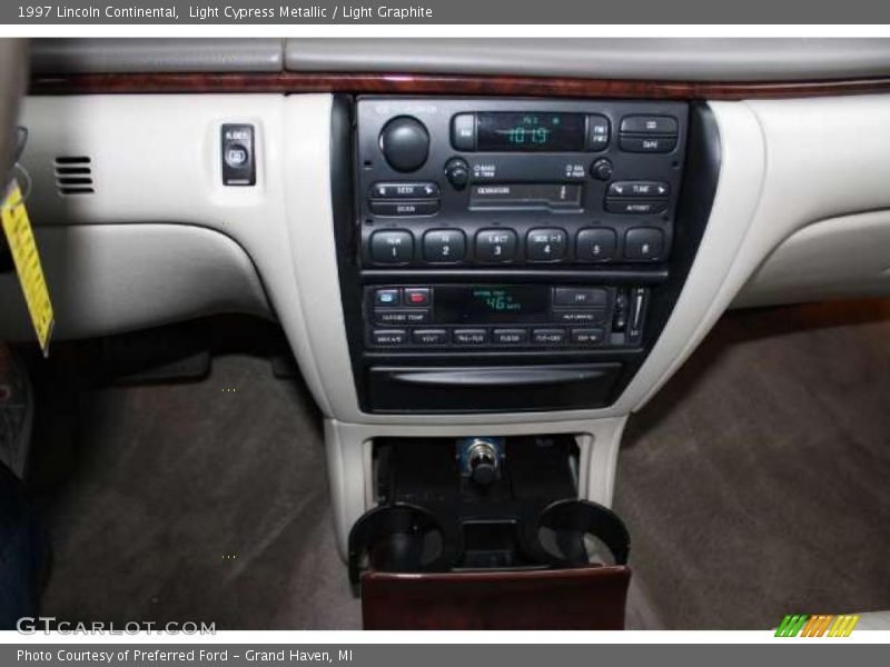 Light Cypress Metallic / Light Graphite 1997 Lincoln Continental