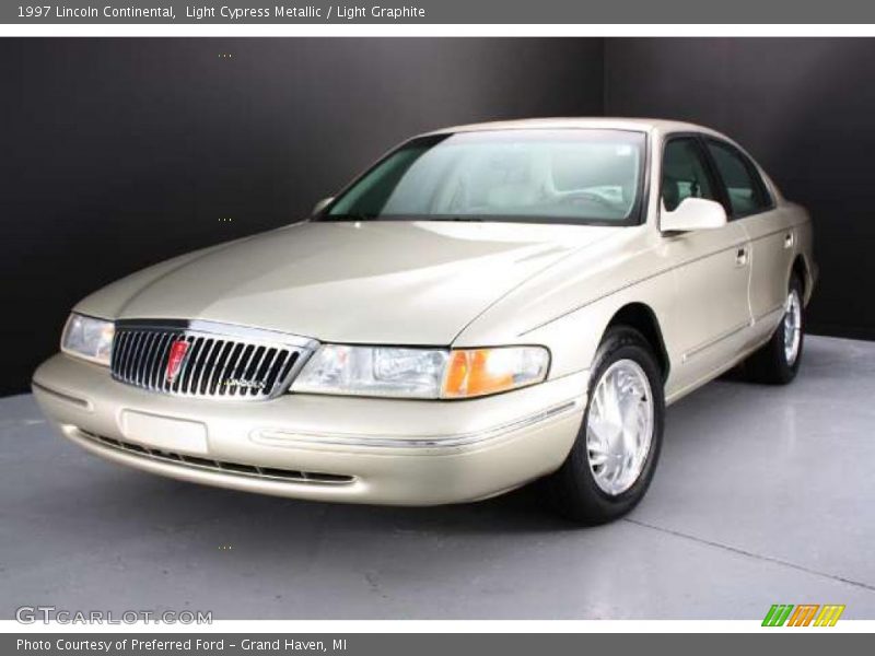 Front 3/4 View of 1997 Continental 