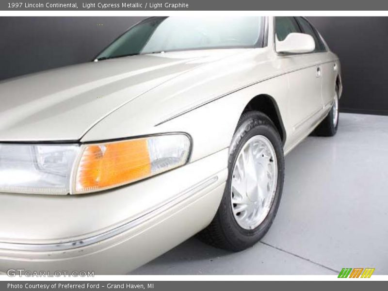 Light Cypress Metallic / Light Graphite 1997 Lincoln Continental