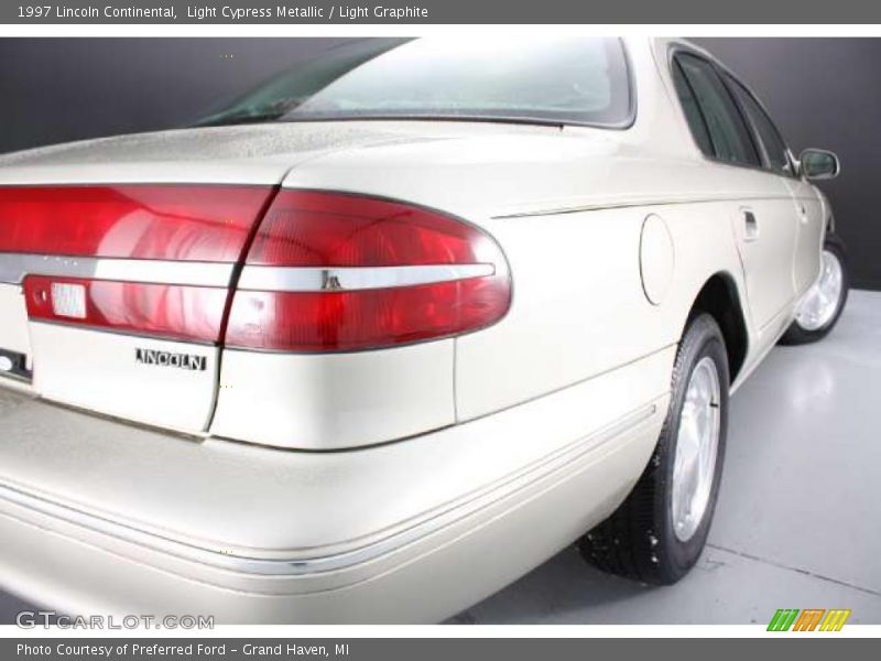 Light Cypress Metallic / Light Graphite 1997 Lincoln Continental