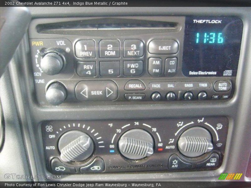 Indigo Blue Metallic / Graphite 2002 Chevrolet Avalanche Z71 4x4
