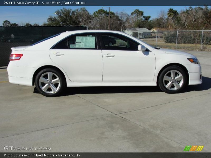 Super White / Dark Charcoal 2011 Toyota Camry SE