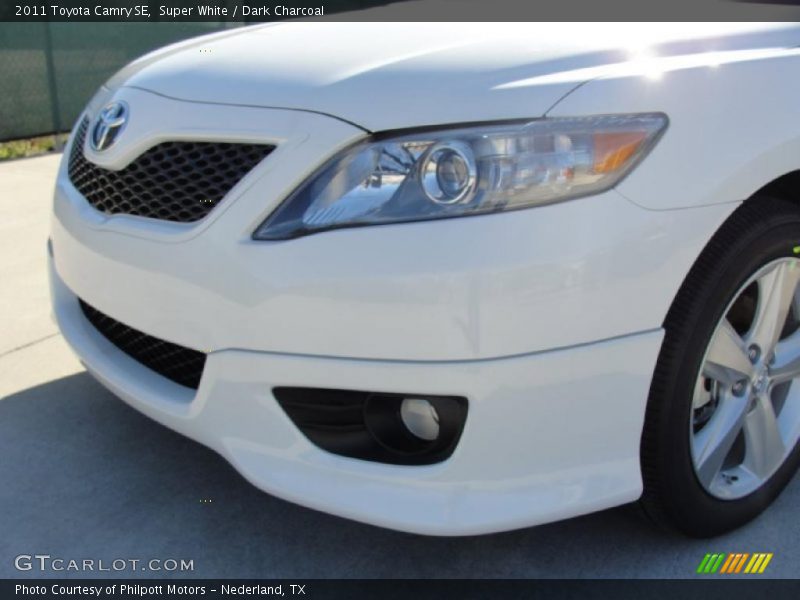 Super White / Dark Charcoal 2011 Toyota Camry SE