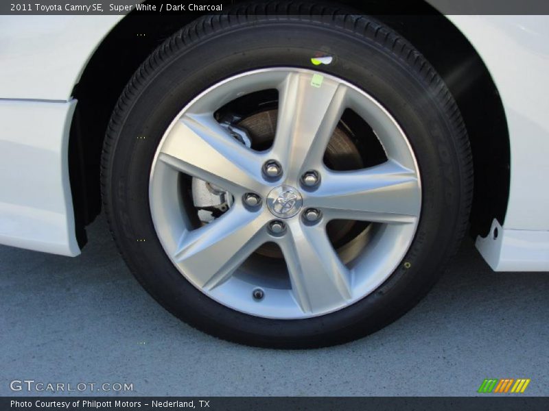 Super White / Dark Charcoal 2011 Toyota Camry SE
