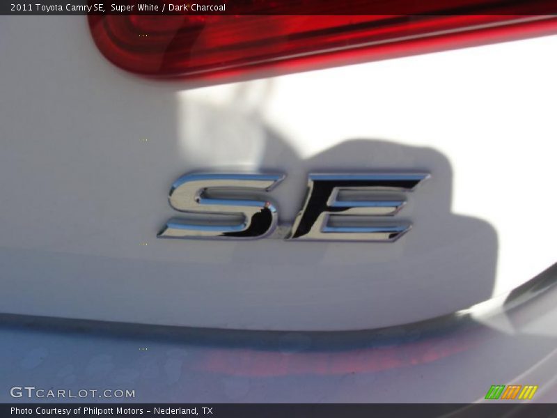 Super White / Dark Charcoal 2011 Toyota Camry SE