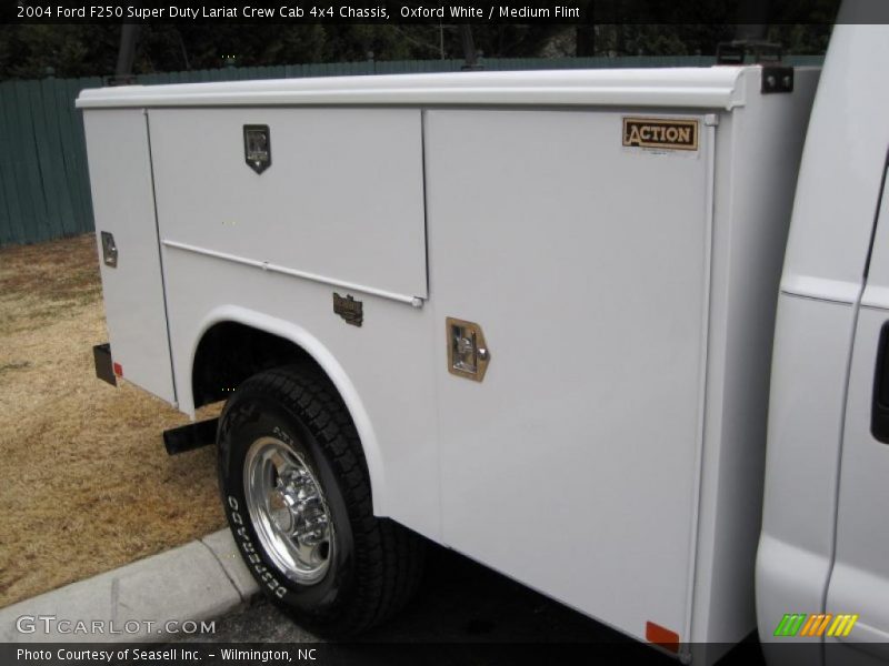 Oxford White / Medium Flint 2004 Ford F250 Super Duty Lariat Crew Cab 4x4 Chassis